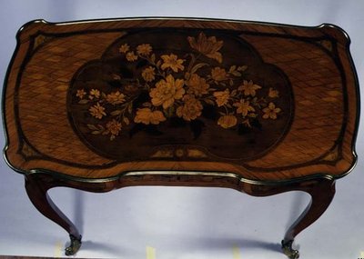 Ladys writing table with sliding top, stamped with the Versailles brand-mark, attr. to J.F.Oeben by French School